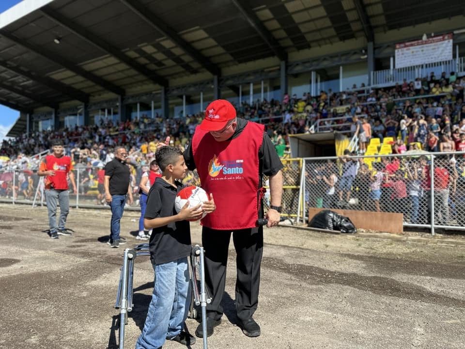 El padre Sergio Valverde, director y fundador de Obras del Espíritu Santo, le cumplió el sueño a un niño de Liberia a puro fútbol. El pasado martes 17 de diciembre fue un día muy especial porque comenzó la edición 24 de la Fiesta Nacional de Navidad ¡Jesús: a tus niños los cuida tu iglesia!, dedicada este año a los pequeñitos afectados por las inundaciones en el país.