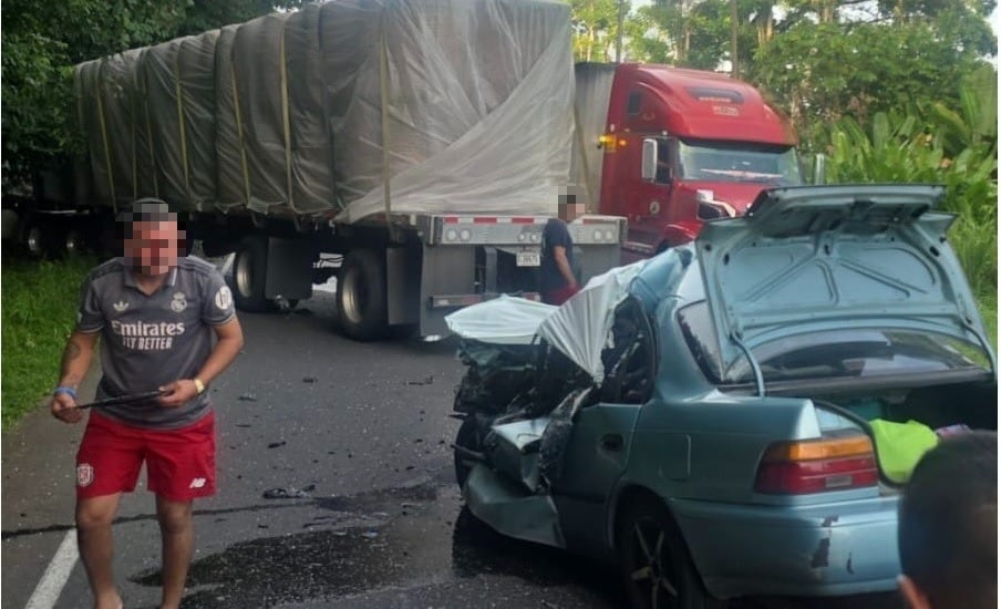 Las dos personas que viajaban en el carro perdieron la vida. Foto El Norte Hoy.
