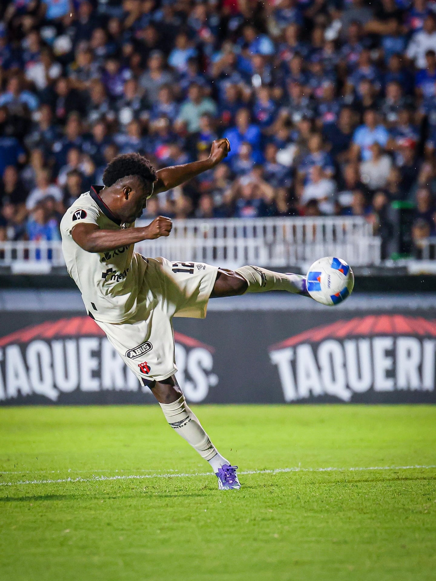 Este fue el remate de Joel Campbell con el que Liga Deportiva Alajuelense marcó su primer gol contra Motagua en Honduras.