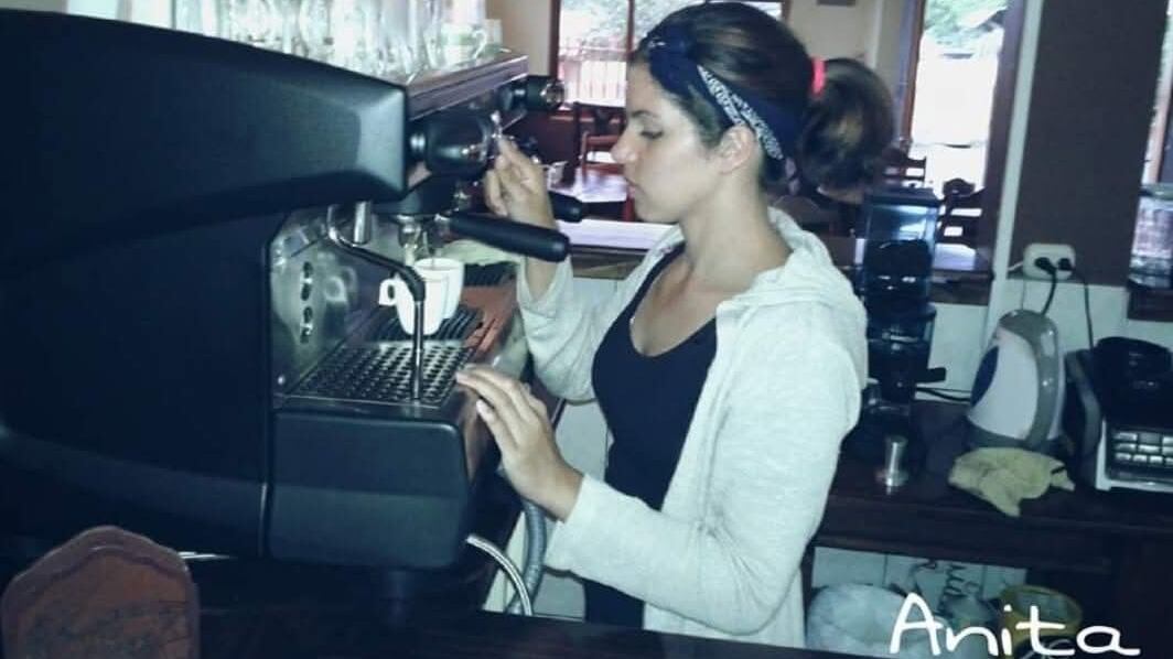 Ana Beatriz León Fallas aprendió desde niña el valor del trabajo entre las matas de café y, años después, ese mismo aprendizaje la impulsó a vencer sus miedos y ganar la Copa Lelit-Barista en Casa.