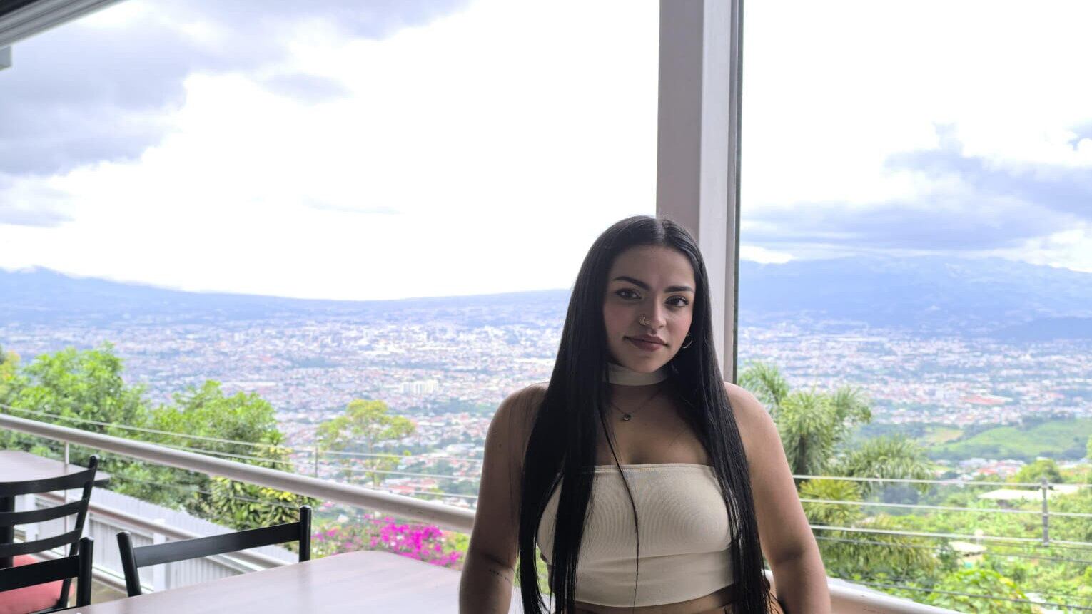 Dialá Chinchilla disfruta mucho hacer peinados.