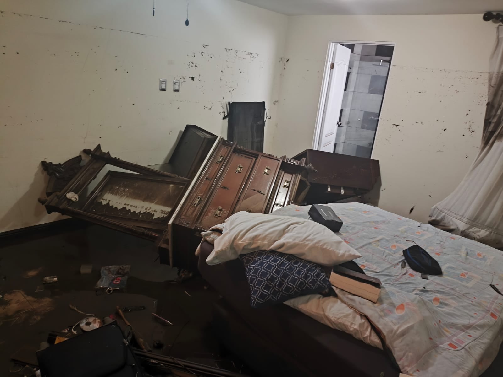 Alexandra Segovia, afectada inundación en barrio Dent. Foto Adrián Galeano