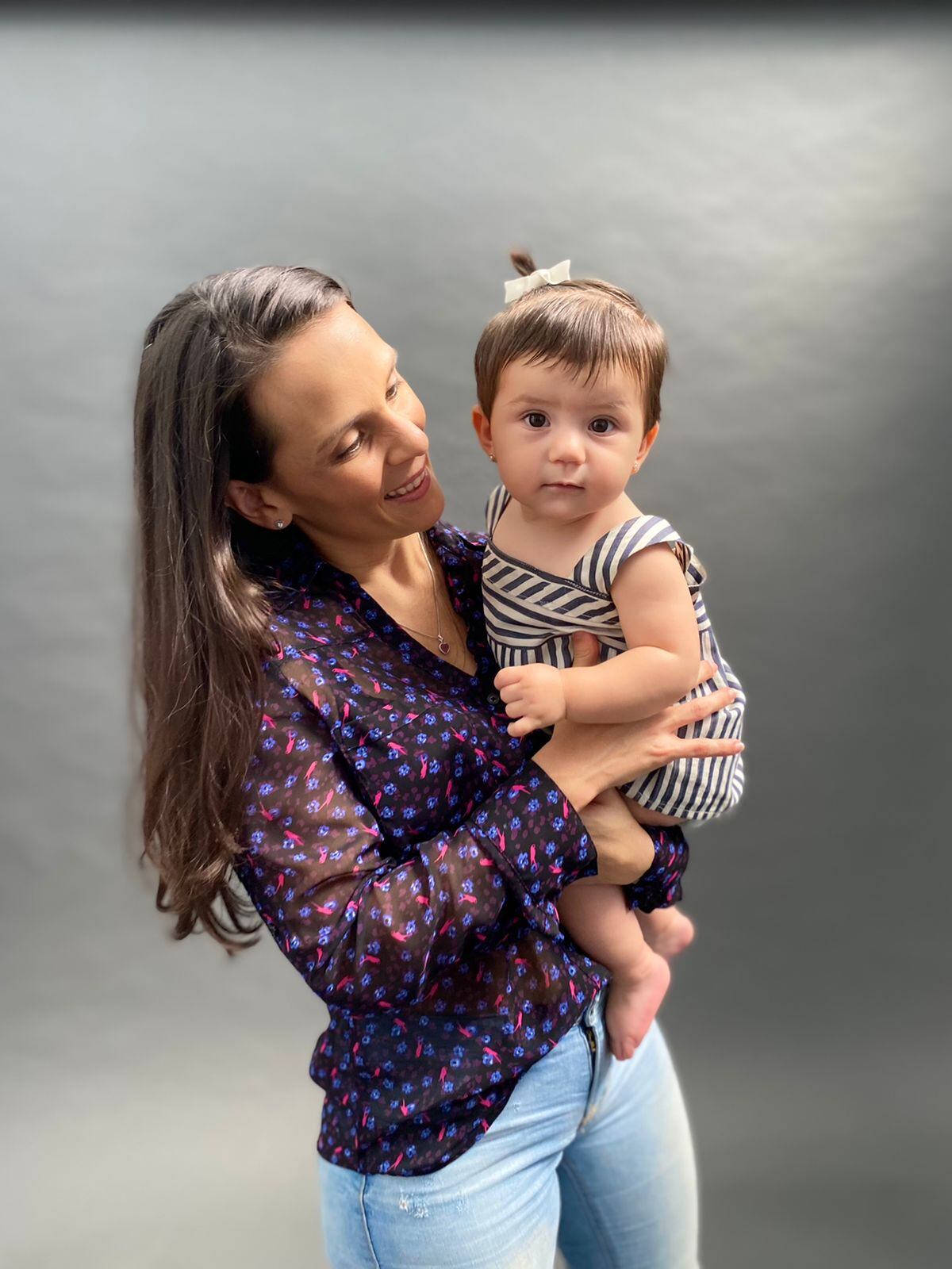 La familia Vargas Hidalgo de Santa Bárbara de Heredia, comenzó en 1927 una especial tradición al vestir a los que nacen, a los 9 meses, con un mismo vestidito que hizo Mélida Hidalgo. Lo han usado 11 hijos, 34 nietos, 80 bisnietos y 52 tataranietos. En la foto, Lucía Vargas Solís, bisnieta 25 en tomarse la foto con su hija, Eva Rodríguez Vargas, que es la tataranieta 50 que se toma la foto.