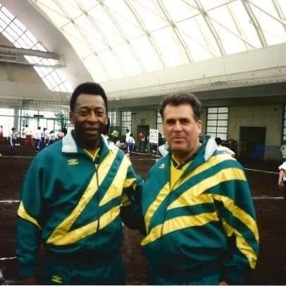 Arnoldo Ramírez Zamora nació el 3 de abril de 1944 en Chepe, específicamente en barrio México, lugar en el que vivió hasta los 11 años para después irse (en 1955) con su familia a Estados Unidos en donde muchos años después se hizo amigo de la mayor gloria brasileña del fútbol de todos los tiempos y considerado el mejor futbolista de toda la historia, Edson Arantes Do Nascimento, Pelé