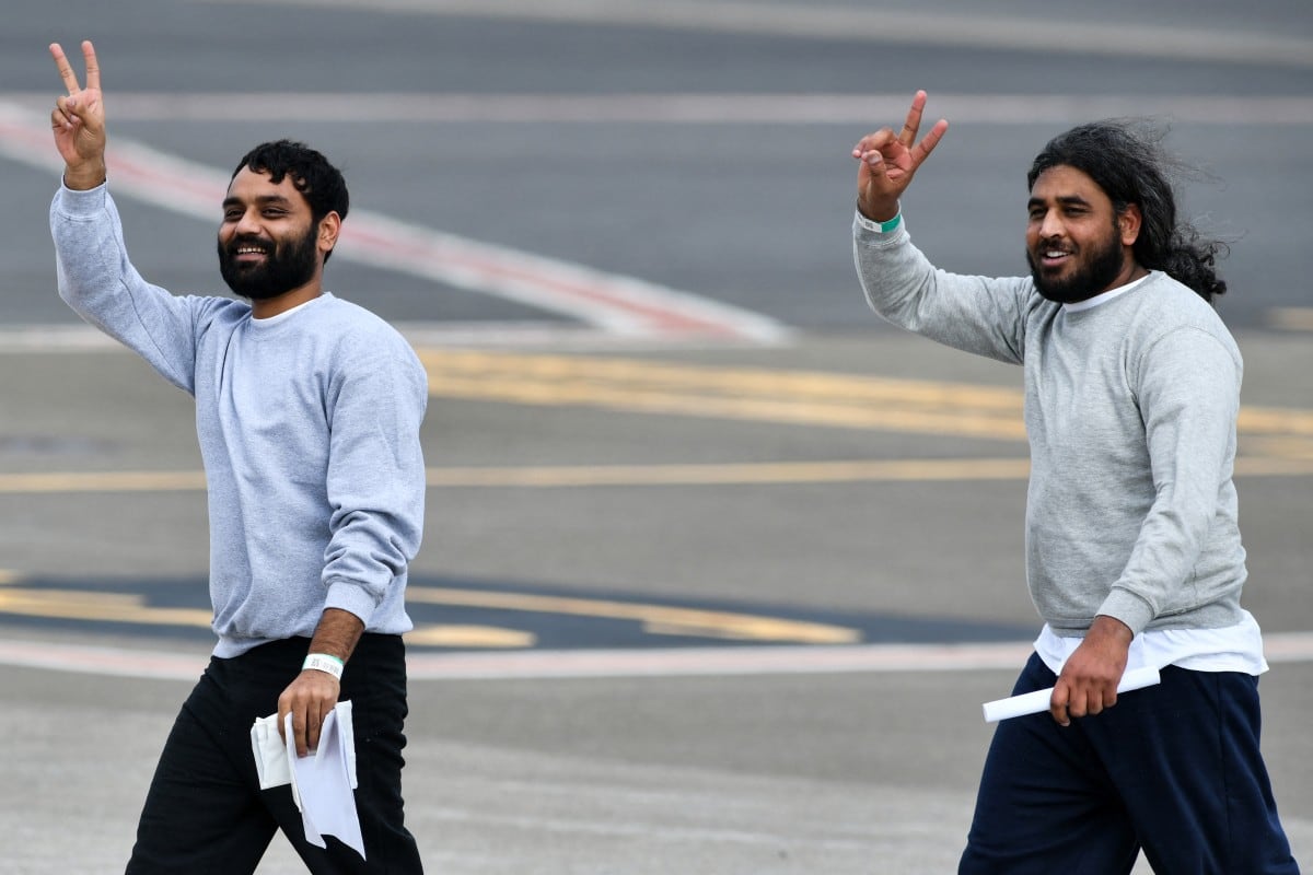 Un migrante deportado de Estados Unidos camina por la pista al llegar al Aeropuerto Internacional Juan Santamaría en Alajuela, Costa Rica, el 11 de abril de 2026.
Estados Unidos deportó el 11 de abril de 2026 a 25 migrantes extranjeros a Costa Rica, la primera vez bajo un acuerdo que le permite enviar esa cantidad de deportados de terceros países a la nación centroamericana cada semana mientras se resuelve su estatus.