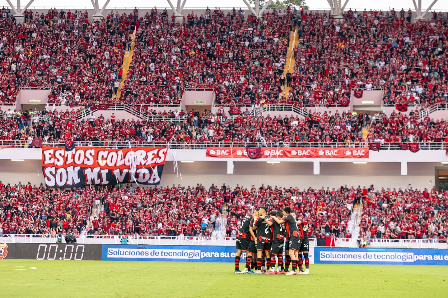 El Estadio Nacional se tiñó de rojo y negro el domingo 25 de mayo de 2025, en el partido de ida de la gran final entre Liga Deportiva Alajuelense y Herediano.
