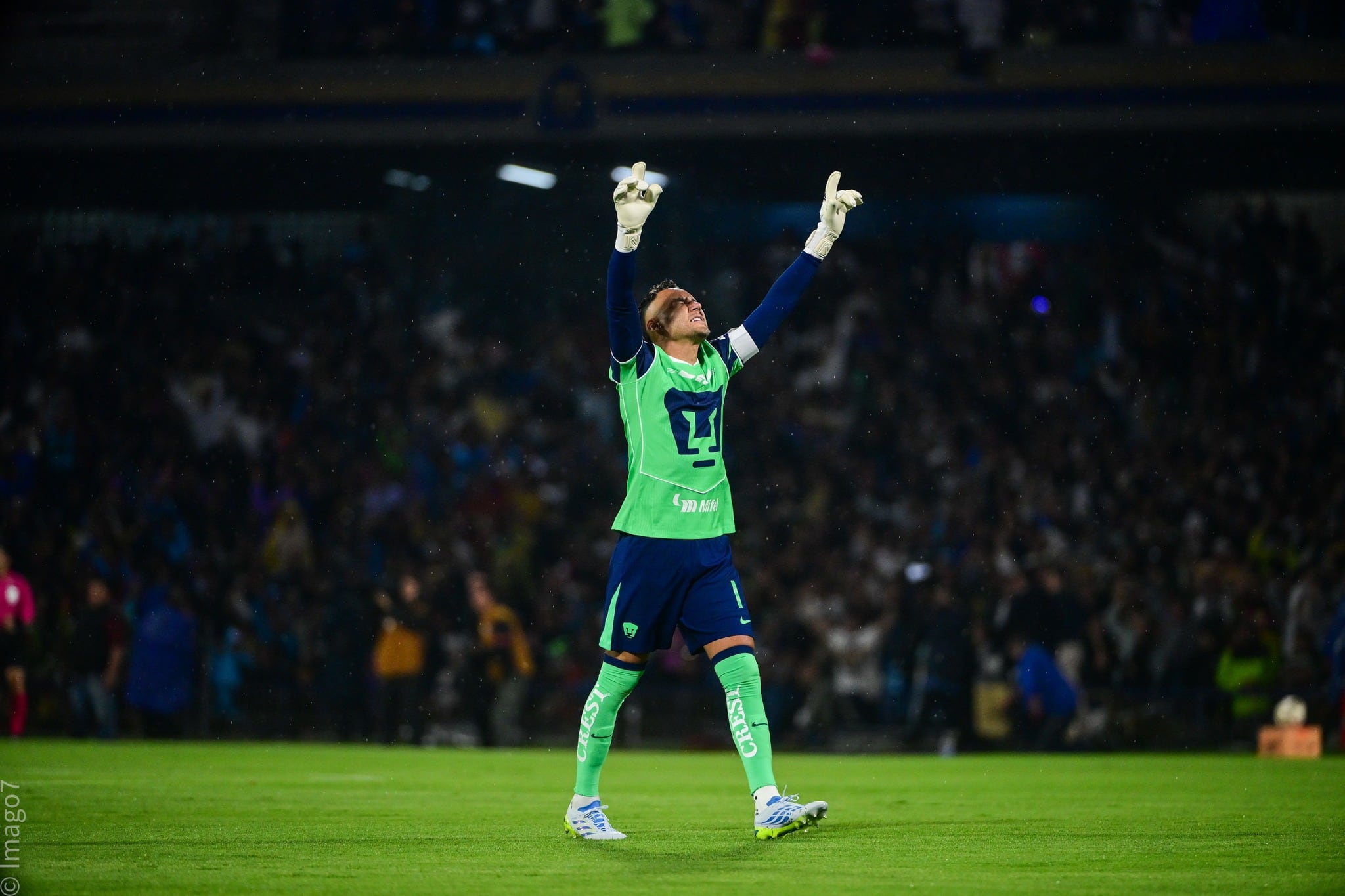 Keylor Navas celebró la victoria contra América alzando sus manos al cielo.