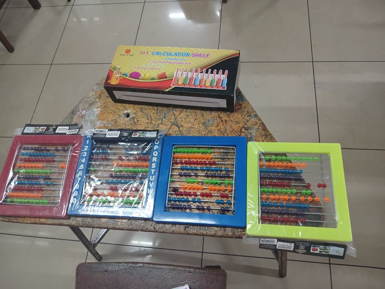 Parte de algunas donaciones de útiles que la niña Shirley recibe para sus estudiantes.