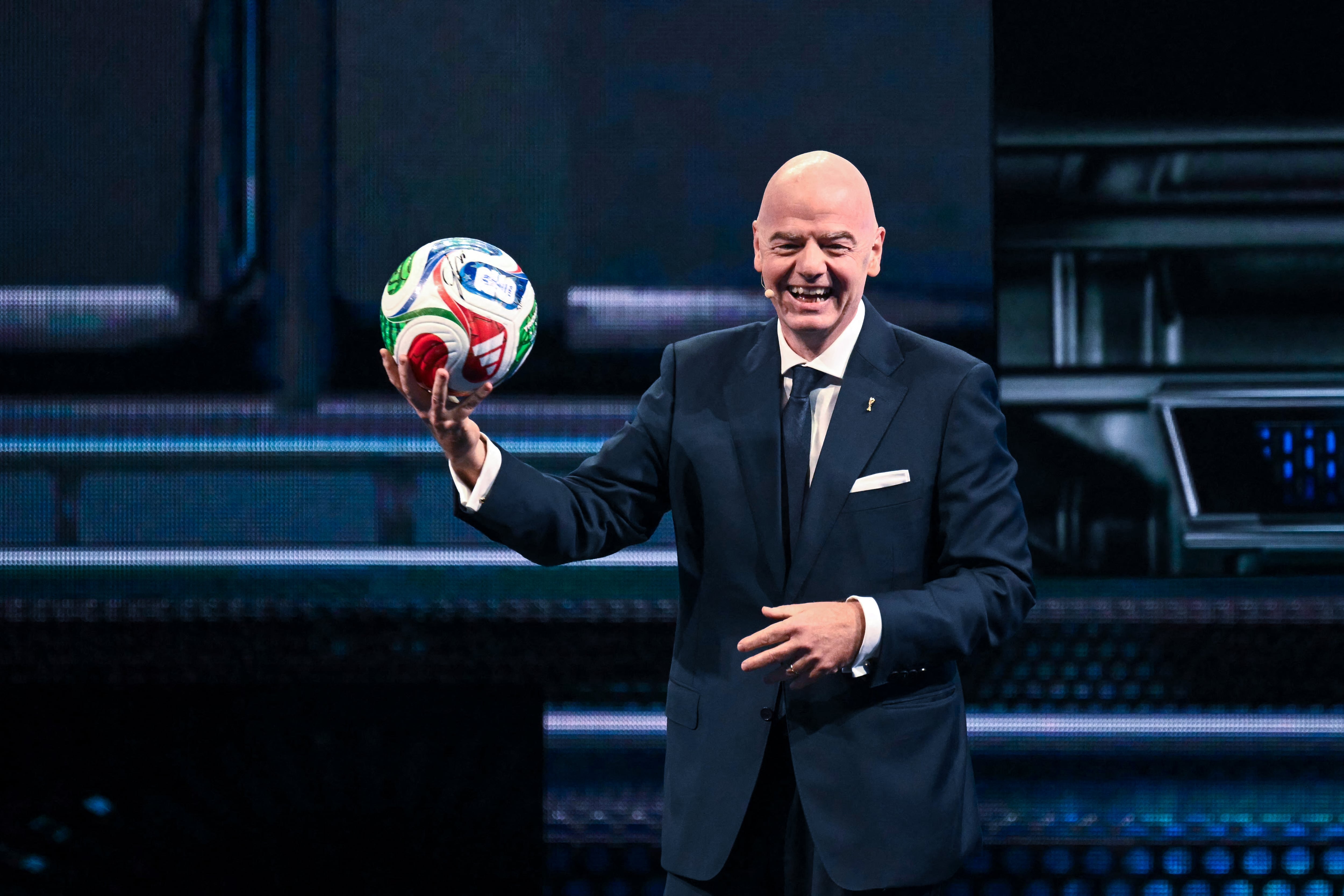 El presidente de la FIFA, Gianni Infantino, se dirige a la audiencia del American Business Forum en el Kaseya Center de Miami, este 5 de noviembre, donde anunció el Premio FIFA de la Paz.