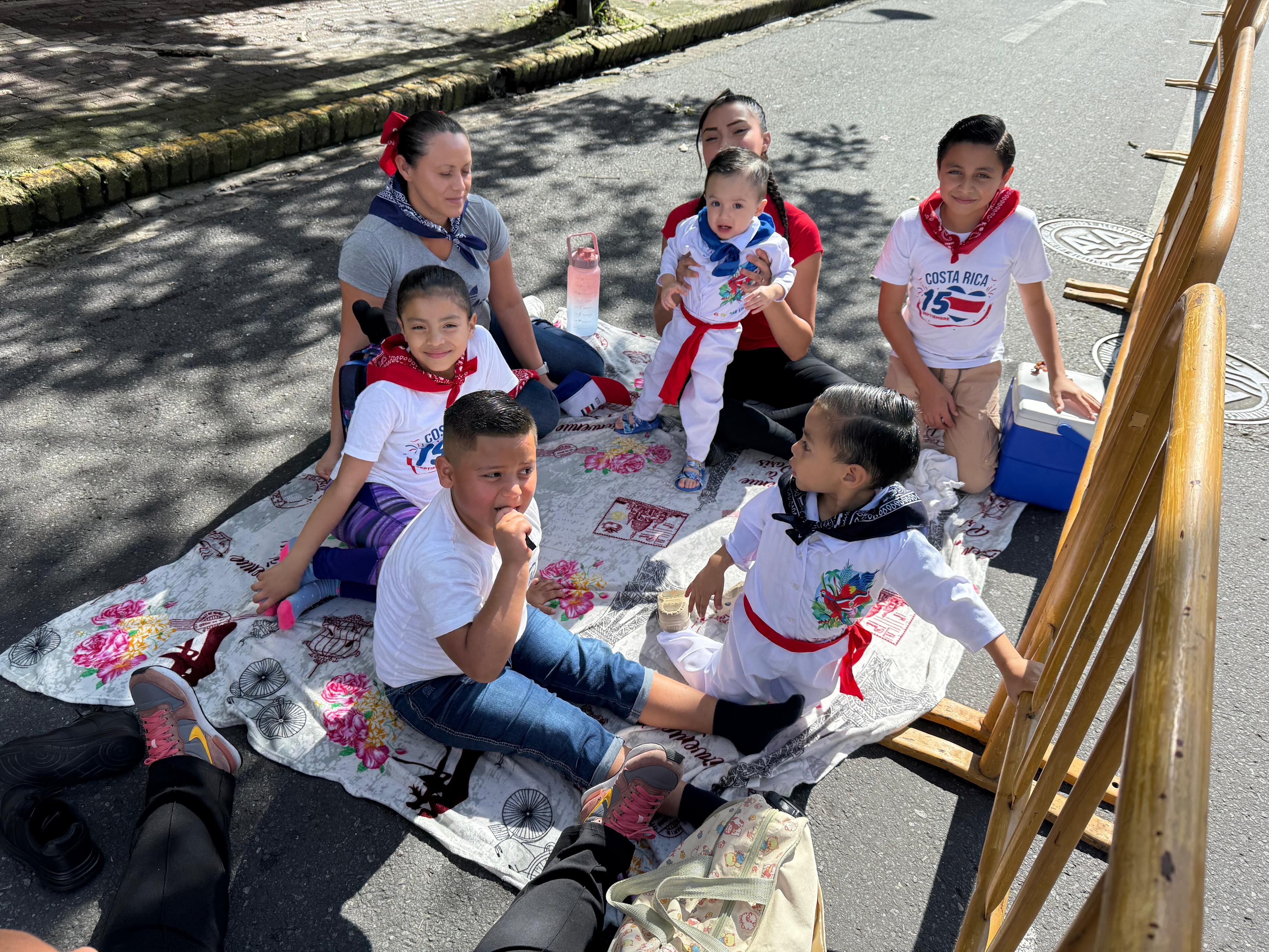 Nosotros llegamos al puro centro josefino (avenida Segunda) a eso de las 7:15 de la mañana y ahí ya estaba bien acomodada la familia Blandon-Picado.