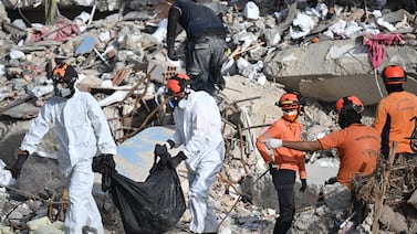 Familiares alquilan retroexcavadoras y pagan hasta 300 dólares para hallar a muertos tras los sismos en La Guaira, Venezuela