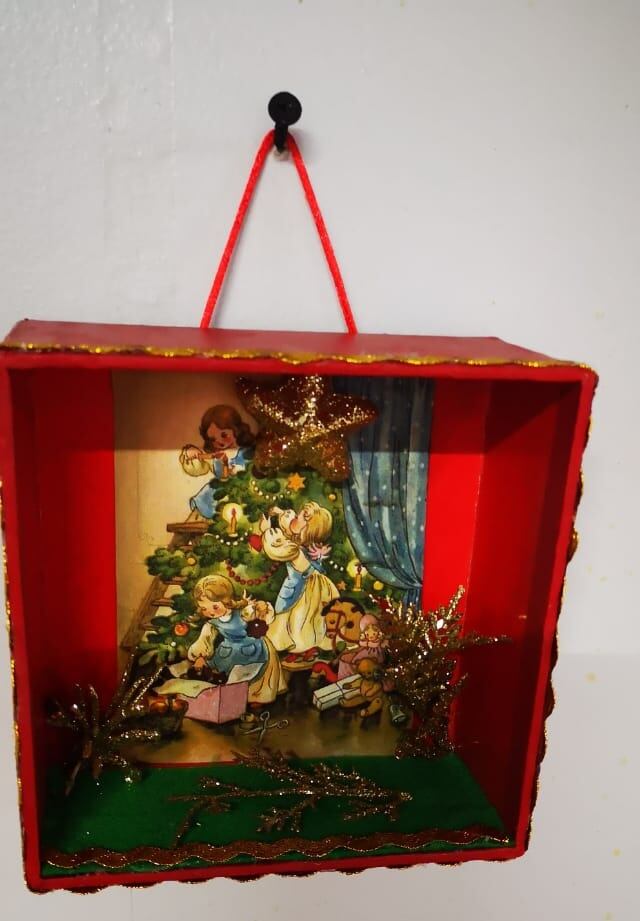 En Grecia vive doña Gabriela Castillo, tiene 39 años y un hijo de dos años, Santiago. Ella también ya adornó su casa y a pesar del golpe del año, está convencida que la alegría de diciembre