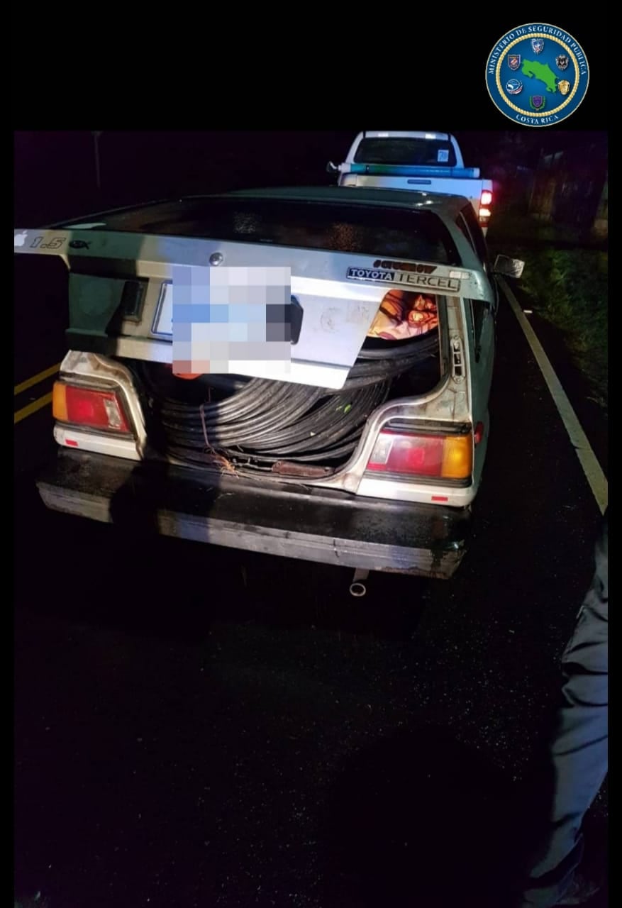 En este Tercel iban los rollos de cable de cobre. Los detenidos en carro y el cable quedaron a la orden de la Fiscalía. Foto: Cortesía MSP.