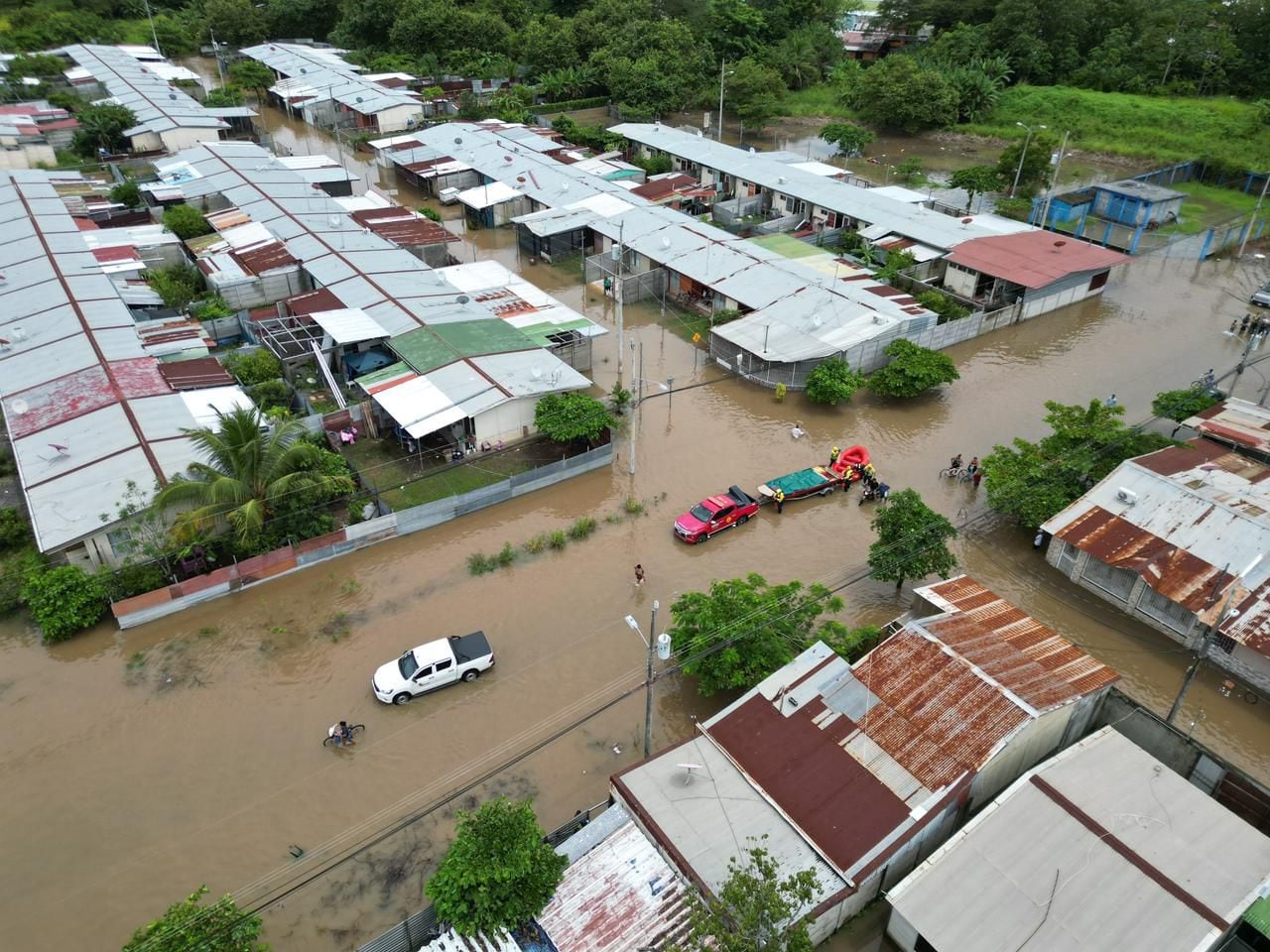 Bomberos también hace rescates en Bellavista, San Luis, Valle Verde, Valle Azul, Santa Fe y urbanización Josué de Chacarita ante las inundaciones de este 5 de octubre del 2025. Foto: Bomberos