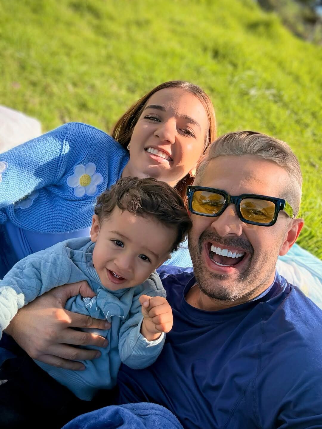 El periodista Omar Cascante junto a su pareja Valeria Ramírez y su hijo Santiago.