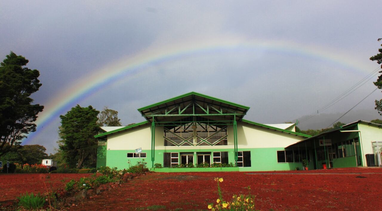 La iglesia Comunidad Cristiana Shalom nace como un proyecto social que tiene más de 26 años de estar ayudando a la comunidad de Fraijanes en Alajuela, en temas vitales como: salud, vivienda, educación, apoyo social y espiritual.