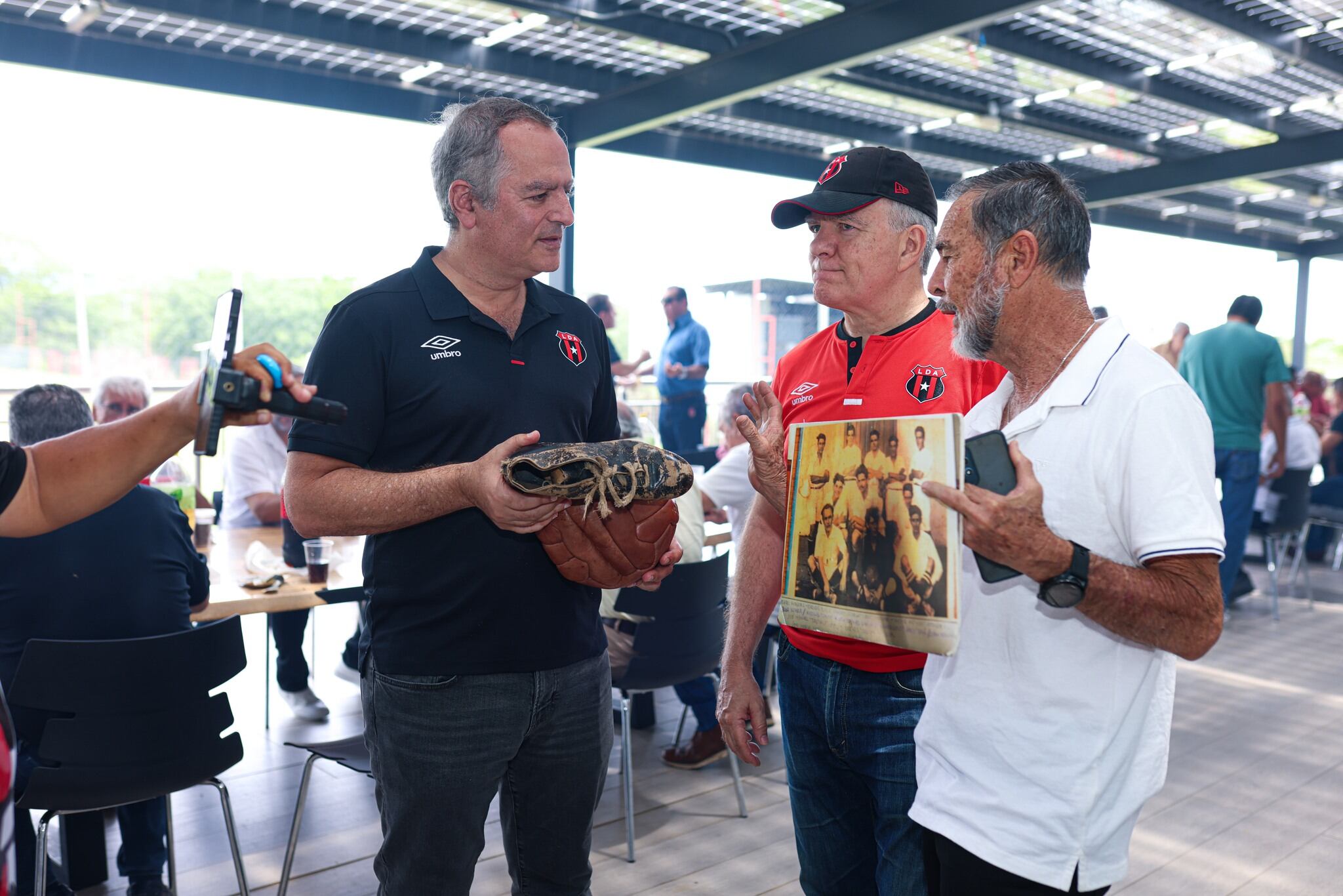 Joseph Joseph conversa con Lanzo Luconi y con Gerardo "Lalo" Chavarría en el convivio anual con exjugadores de Liga Deportiva Alajuelense, que se realizó en el CAR.