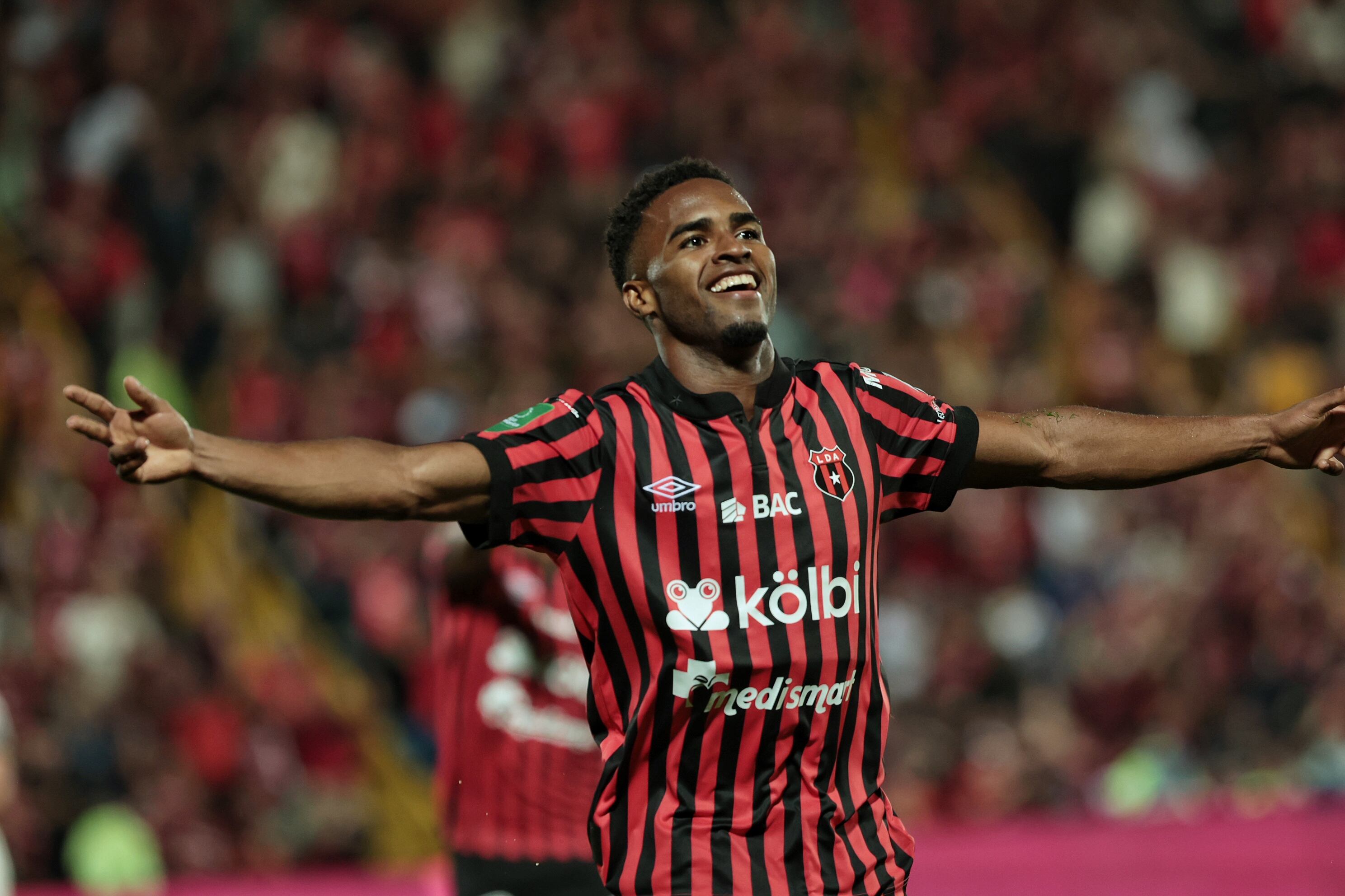 19/10/2025/ Juego entre Liga Deportiva Alajuelense vs Deportivo Saprissa por la jornada 13 del torneo apertura de la Liga Promerica en el estadio Alejandro Morera Soto / foto John Durán