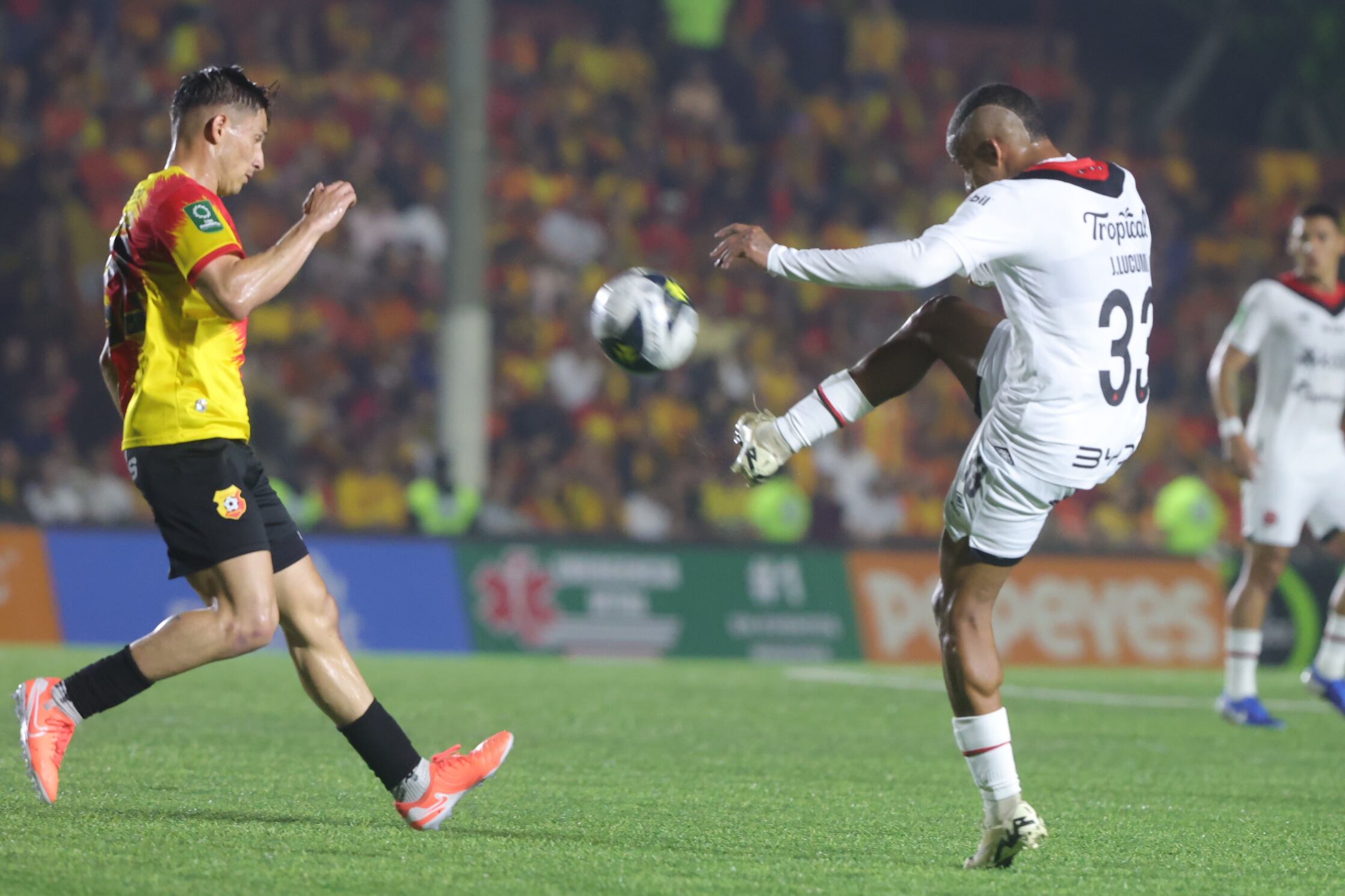 28/05/2025/ Juego entre Club Sport Herediano vs Liga Deportiva Alajuelense por el partido de vuelta de la gran final el torneo Clausura de la Liga Promerica en el estadio Carlos Alvarado / foto John Durán