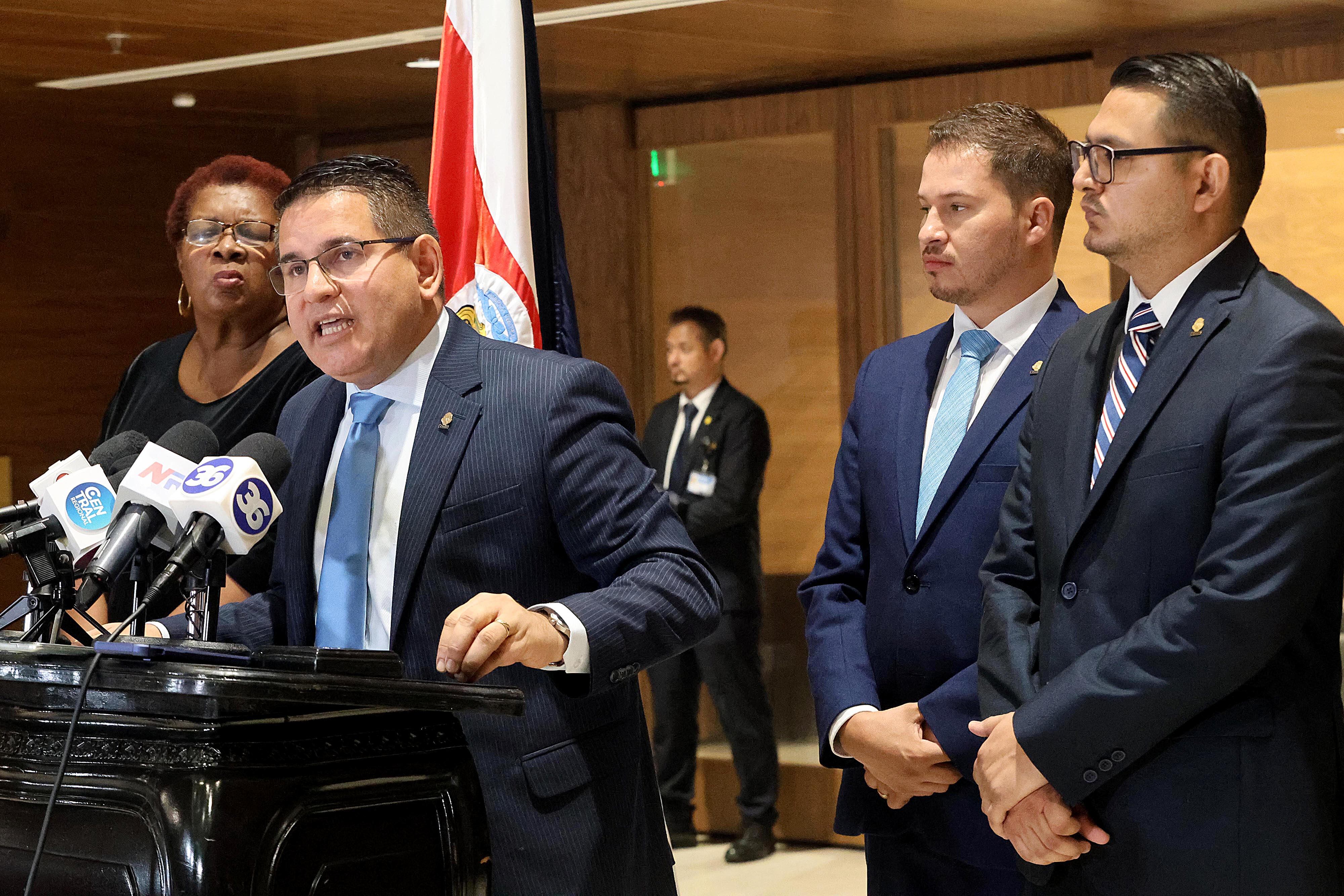 29/04/2024    Asamblaea Legislatia. Diputados del partido Nueva República, liderados por Fabricio Alvarado, pidieron la renuncia del partido y desistir de la candidatura a la vicepresidencia de la Asamblea Legislativa, de la diputada Gloria Navas si no se retracta de declaraciones emitidas hace unos días. Foto: Rafael Pacheco Granados