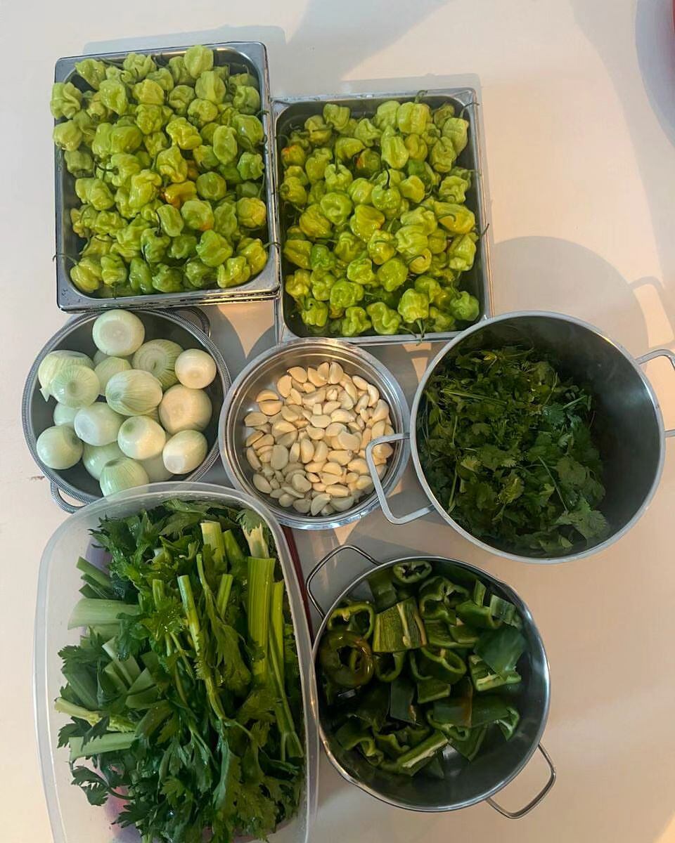 Chef aumenta el sabor y temperatura de cada plato con su exquisita receta de chiles.