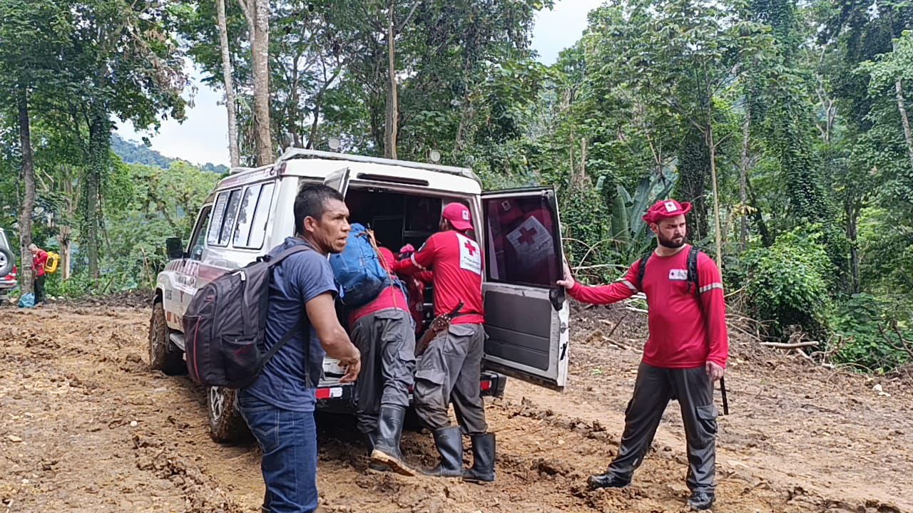 Cruzrrojistas caminaron más de 42 horas por montañas de Talamanca para trasladar adolescente