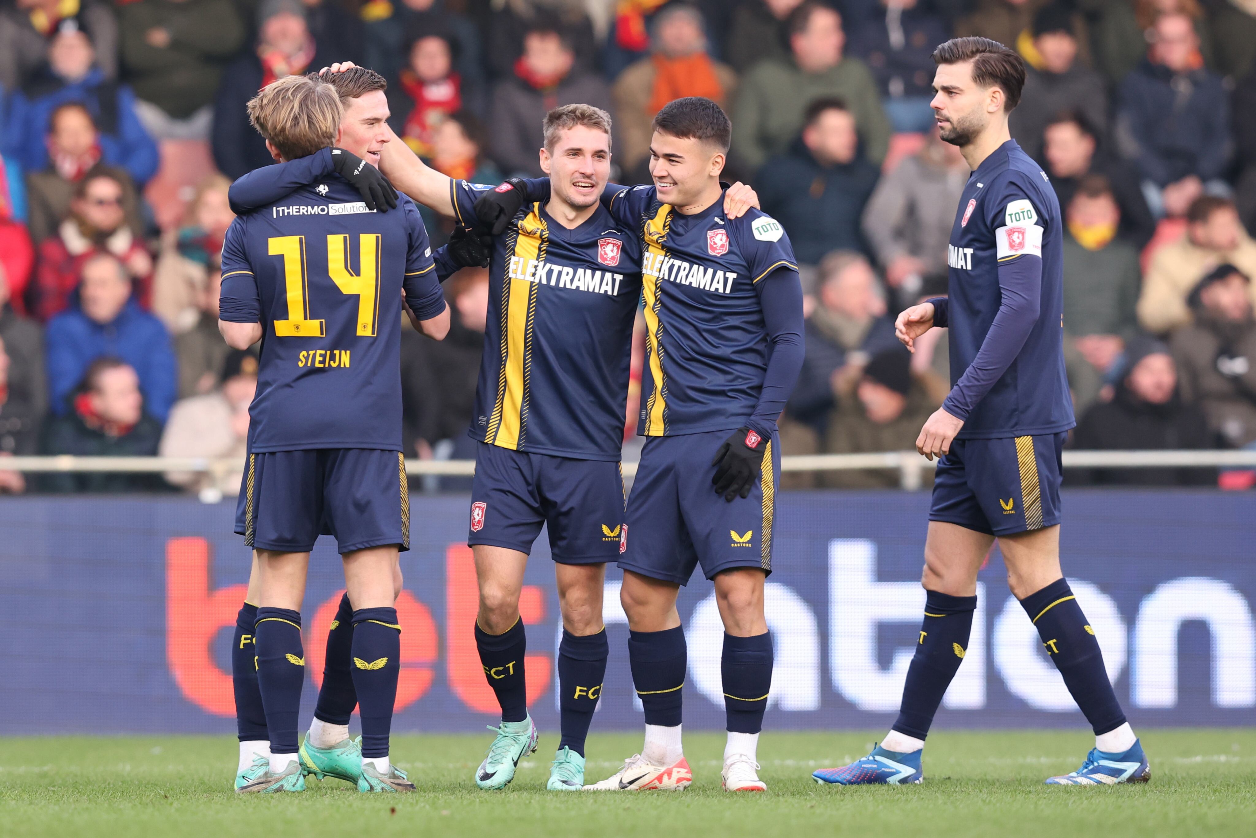 El costarricense Manfred Ugalde (centro) pasa un gran momento con el Twente, club con el que suele ser titular.