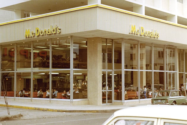 Don Víctor Salas lleva 37 años trabajando en McDonald’s, inició en Guadalupe y cuando llegó al restaurante ubicado frente a Plaza del Sol en Curridabat, todavía lo estaban construyendo.