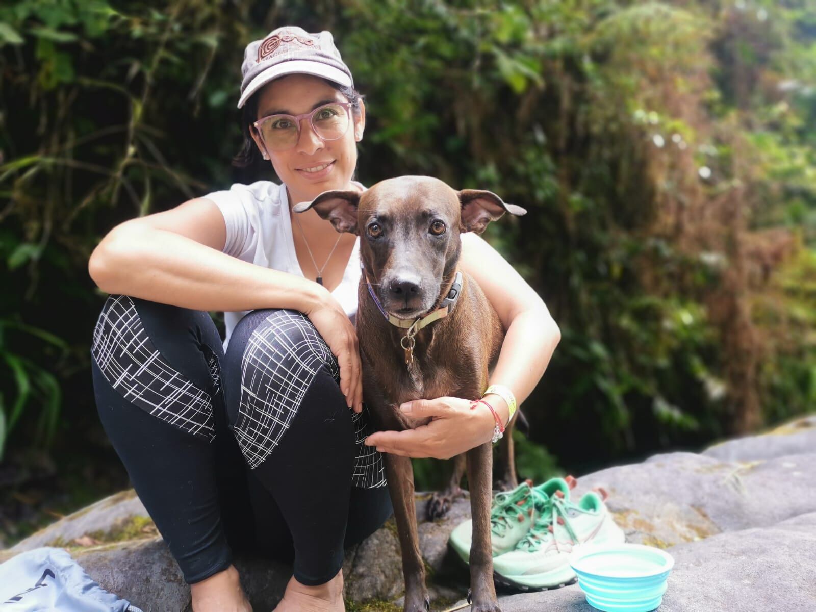 Maple es una perrita que sabe lo que significa luchar por la vida. Rescatada en 2021 en Miramar de Puntarenas, donde la mantenían amarrada las 24 horas solo para fines de cría, ahora ama las caminatas en el bosque que le da su mamá humana, Pamela Villarreal
