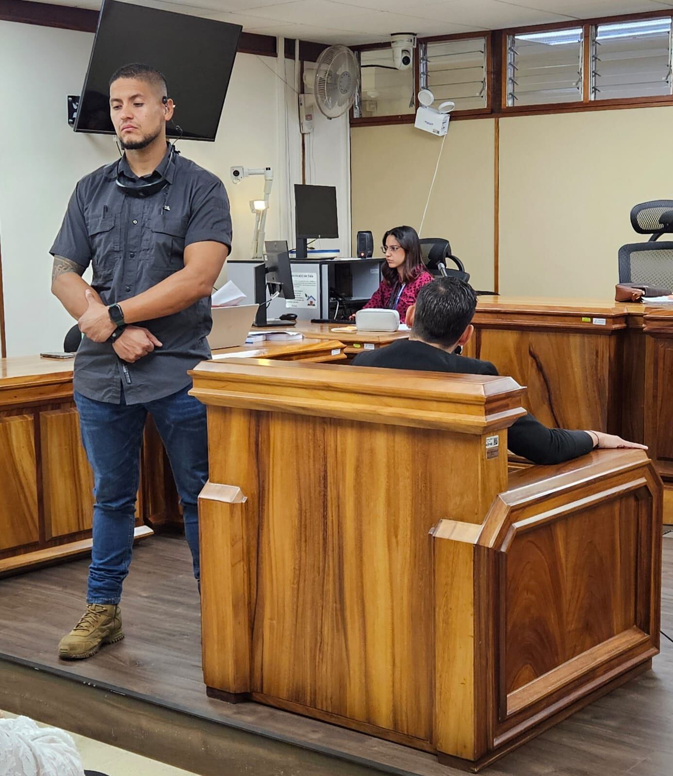 Esta es una de las fotografías del juicio por las amenazas que sufrió el diputado Ariel Robles.