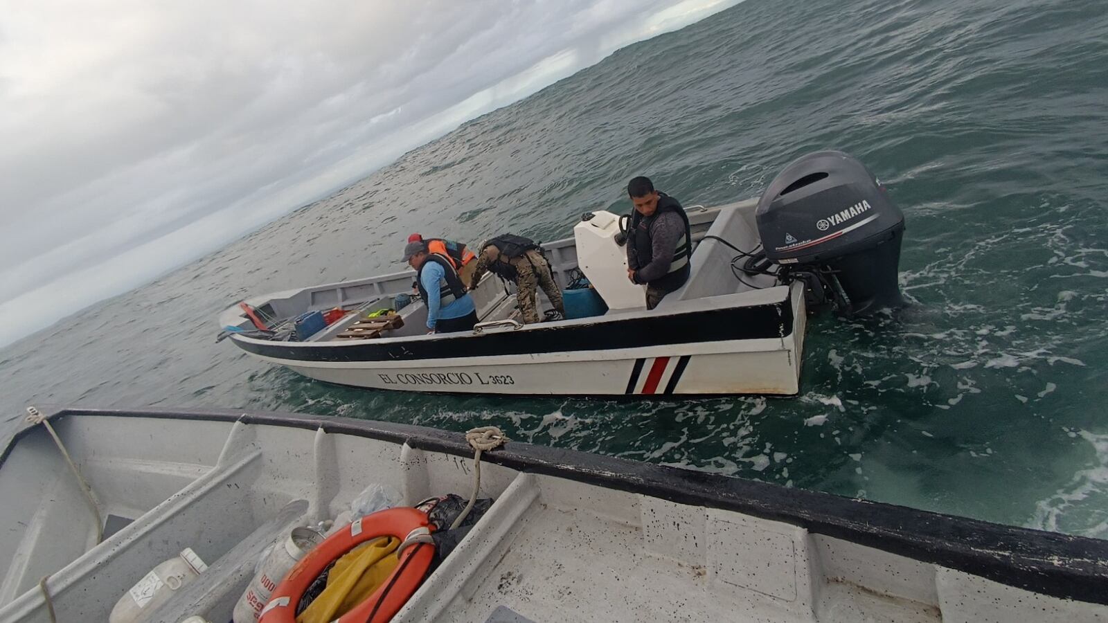 A tres pescadores que salieron de Limón, Costa Rica le salvaron la vida a tiempo luego de sufrir problemas con la embarcación en la iban en aguas panameñas. Foto: MSP