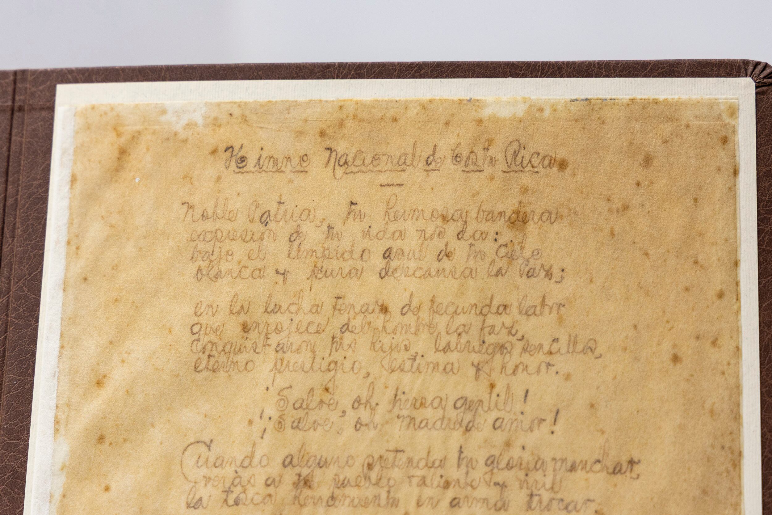 Con tremenda alegría, bombos y platillos, este jueves 27 de marzo el Archivo Nacional, nos ha confirmado una muy linda noticia, a nuestro amado Himno Nacional le apareció un “hermanastro” que a partir de hoy fue “reconocido” con todas las de la ley.
Para que el “hermanastro” pasara a ser ya oficial de todos los costarricenses, el pasado 25 de marzo se realizó la firma de un contrato de donación con la familia Maduro Gallardo. “El documento, que perteneció al señor Ernesto Levy Maduro Capriles, se custodió por la familia Maduro durante varias generaciones. Según indicó Ana Maduro Gallardo, esta pieza se generó gracias a un encuentro fortuito en Puntarenas entre su abuela y don José María Zeledón. 
“Durante esa reunión, Zeledón accedió a escribir la letra del Himno Nacional para su padre, acompañándola con una dedicatoria especial, la cual se guardó con esmero por la familia a lo largo del tiempo”, explica el Archivo Nacional.