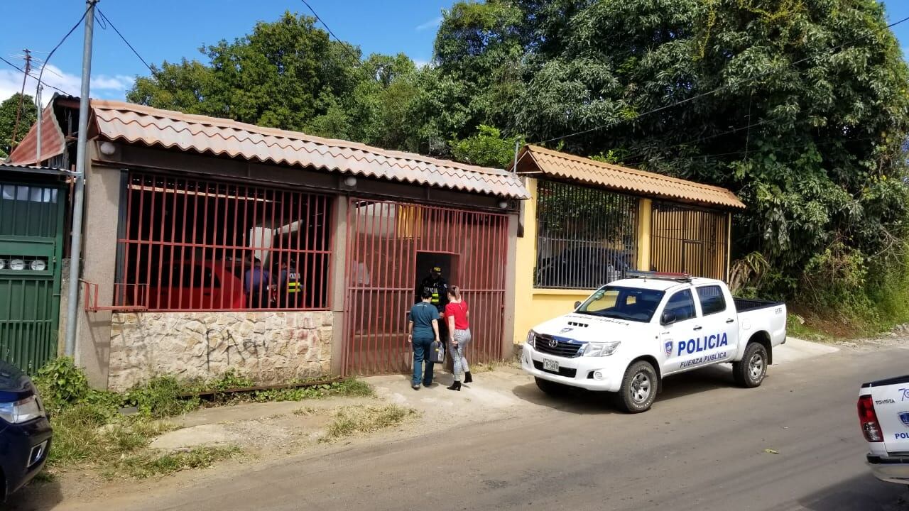 Hallan niña de 4 años sin vida dentro de casa en Alajuela y con signos de agresión. Foto Francisco Barrantes.