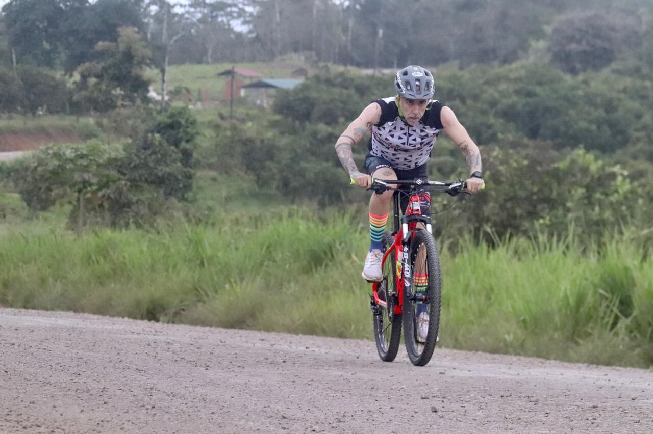 Rubén López, el hombre de acero solidario que realiza largas jornadas de ejercicio en busca de ayudar a las personas que más lo necesitan, comenzó su recorrido en Upala con el cual espera que el país colabore con al menos cinco toneladas de comida que aprovechará la Asociación Obras del Espíritu Santo.