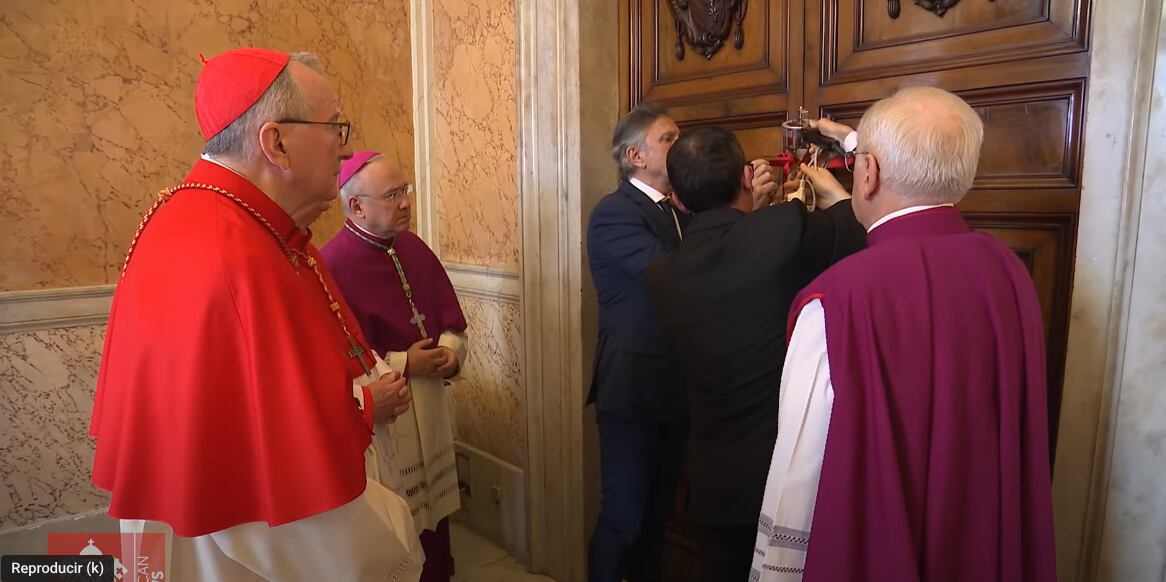El Vaticano selló la residencia oficial del papa Francisco, lo que marca el inicio del período de luto. Captura de pantalla.