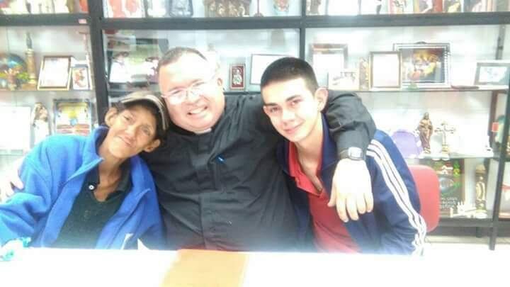 Dereck Ramírez Molina es un joven del barrio Cristo Rey en San José que dejó los malos pasos cuando conoció al padre Sergio Valverde de Obras del Espíritu Santo