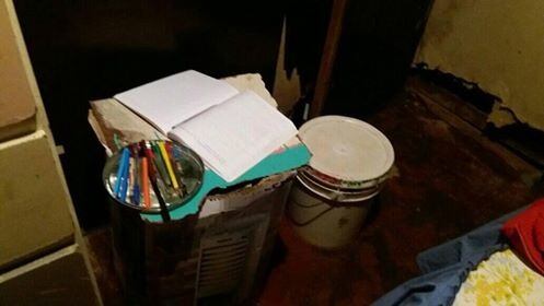 Familia vive en un cuarto de 3x3 y sus hijos estudian sentados en un balde. Wendy Chambers con su esposo Johnny Sanarrusia, son los papás, los hijos son Randy (12 años), Mathías (6 años) e Isaac (4 años).