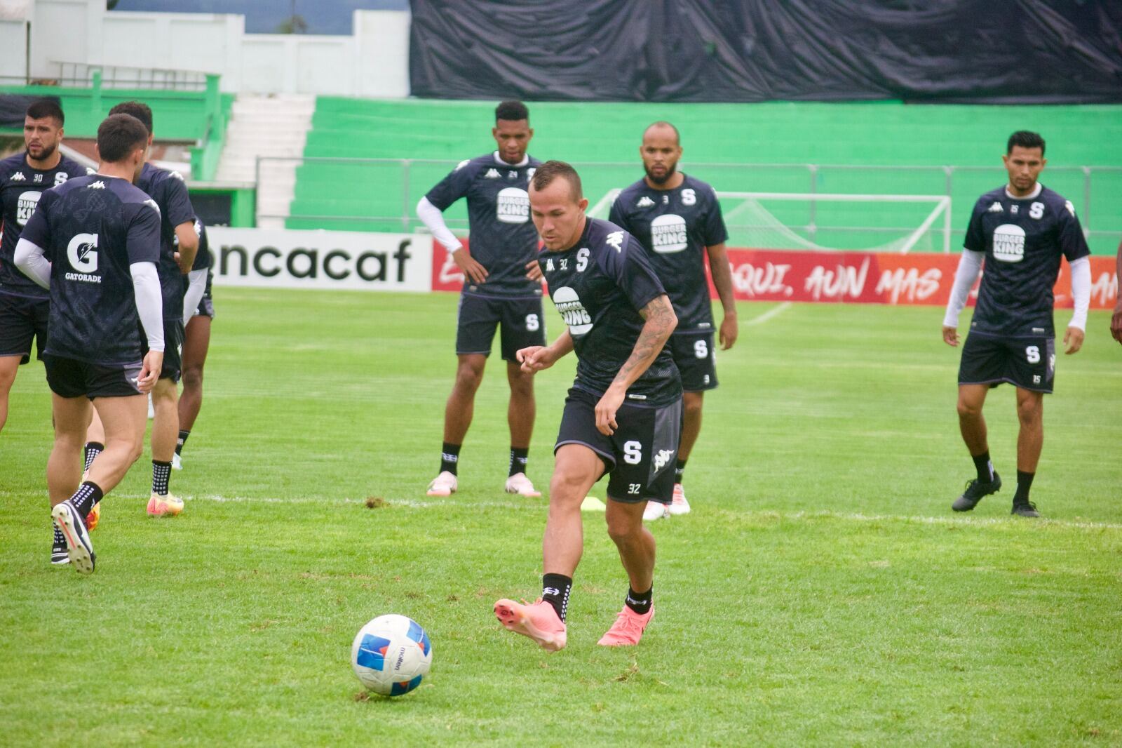 Entrenamiento de Saprissa en el estadio Pensativo