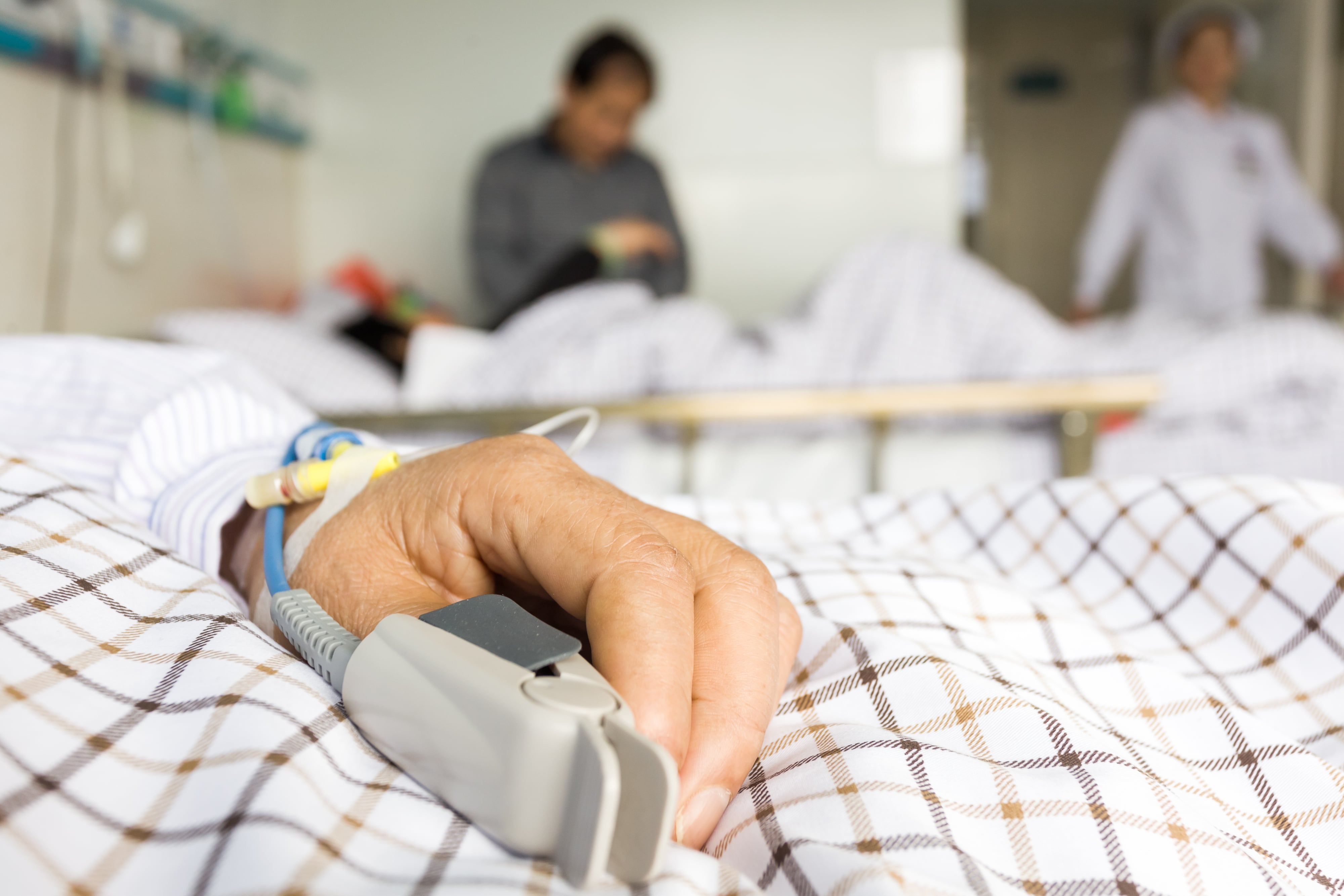 Imagen ilustrativa de cuido de paciente termina