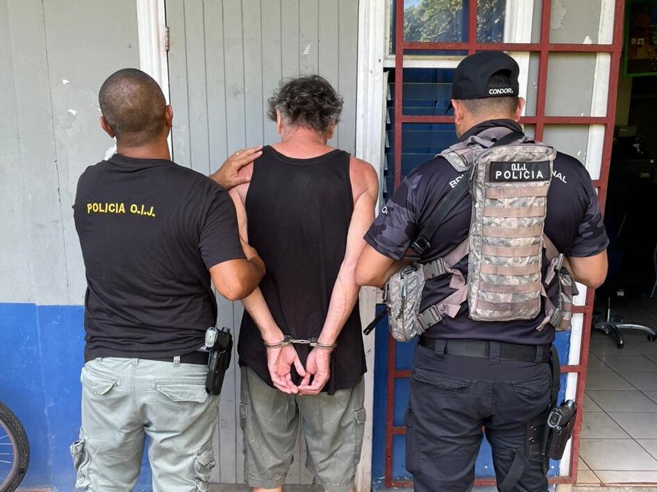 El extranjero de apellido Gilles fue detenido en el hotel por agentes del OIJ. Foto OIJ.