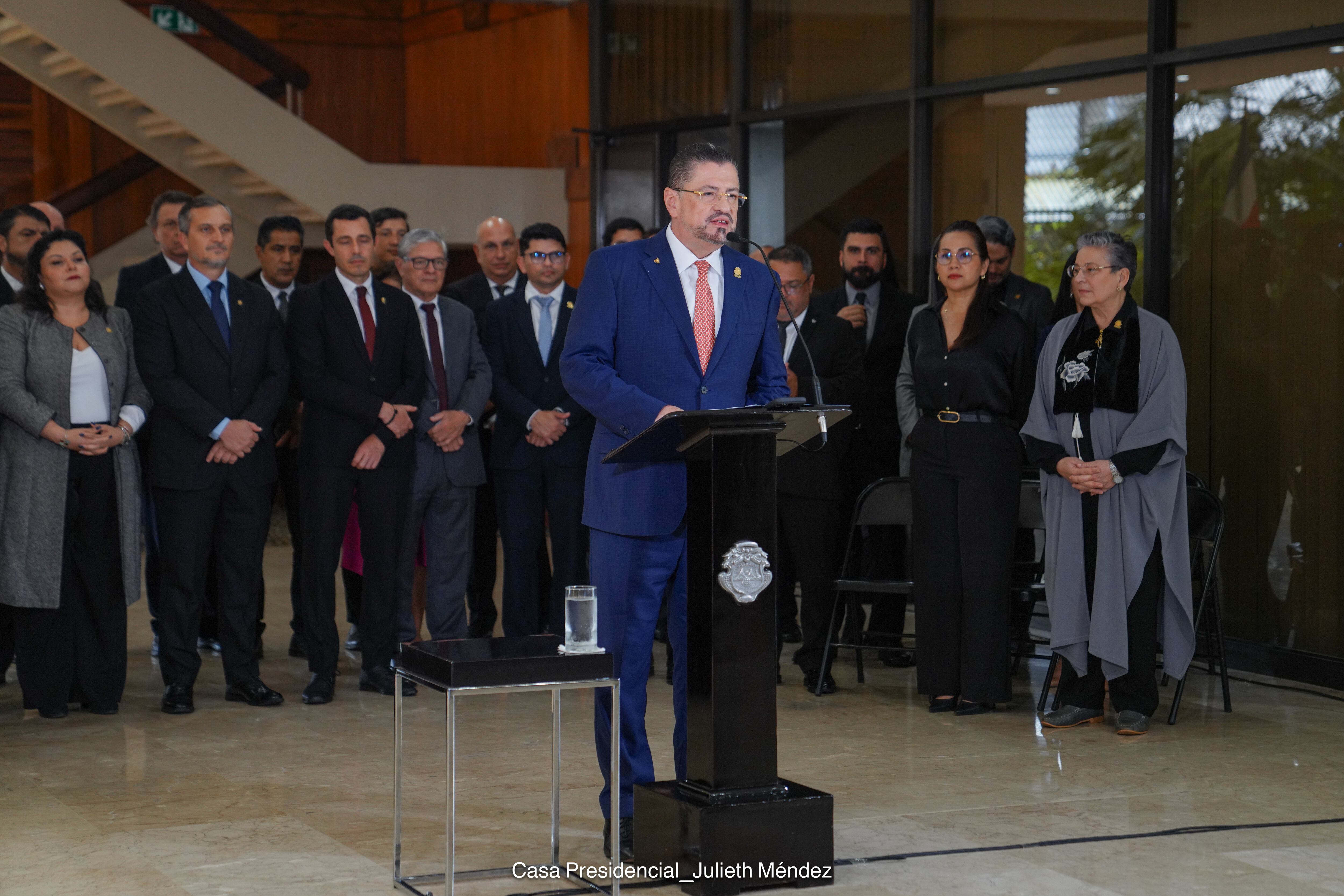 Conferencia de prensa de Rodrigo Chaves. Prensa