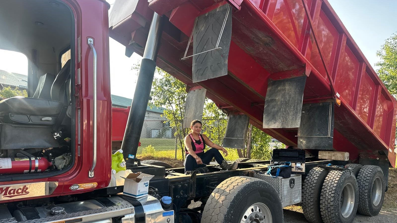 La costarricense Jeannette Prado mide 1,48 metros de estatura, pero cuando se sube a la vagoneta que maneja en Canadá asegura que se siente poderosa.