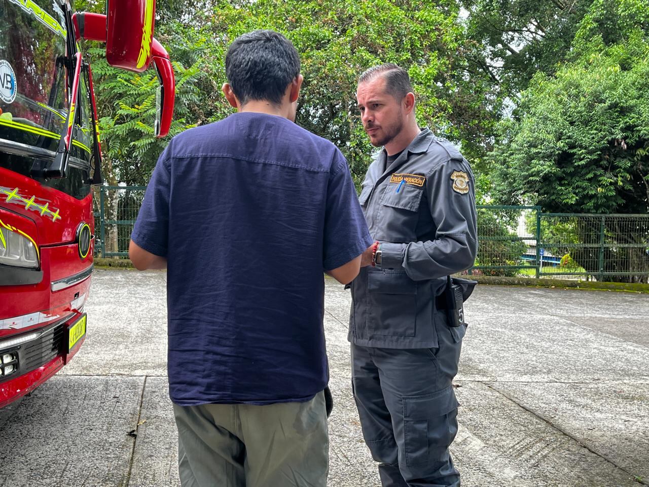 La policía no le comió cuento al extranjero y eso permitió rescatar a la niña. Foto: Migración
