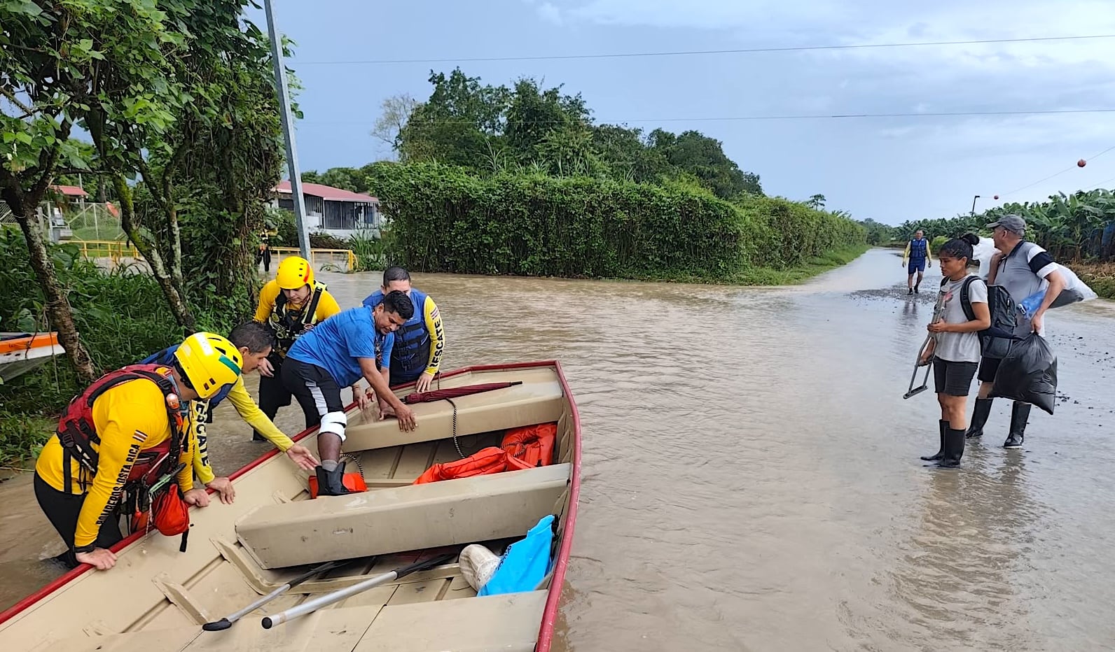 Personal del Cuerpo de Bomberos realizó este domingo el rescate de personas en lancha en Finca Estrada, Matina, luego de las inundaciones provocadas por las intensas lluvias que afectan el Caribe.
