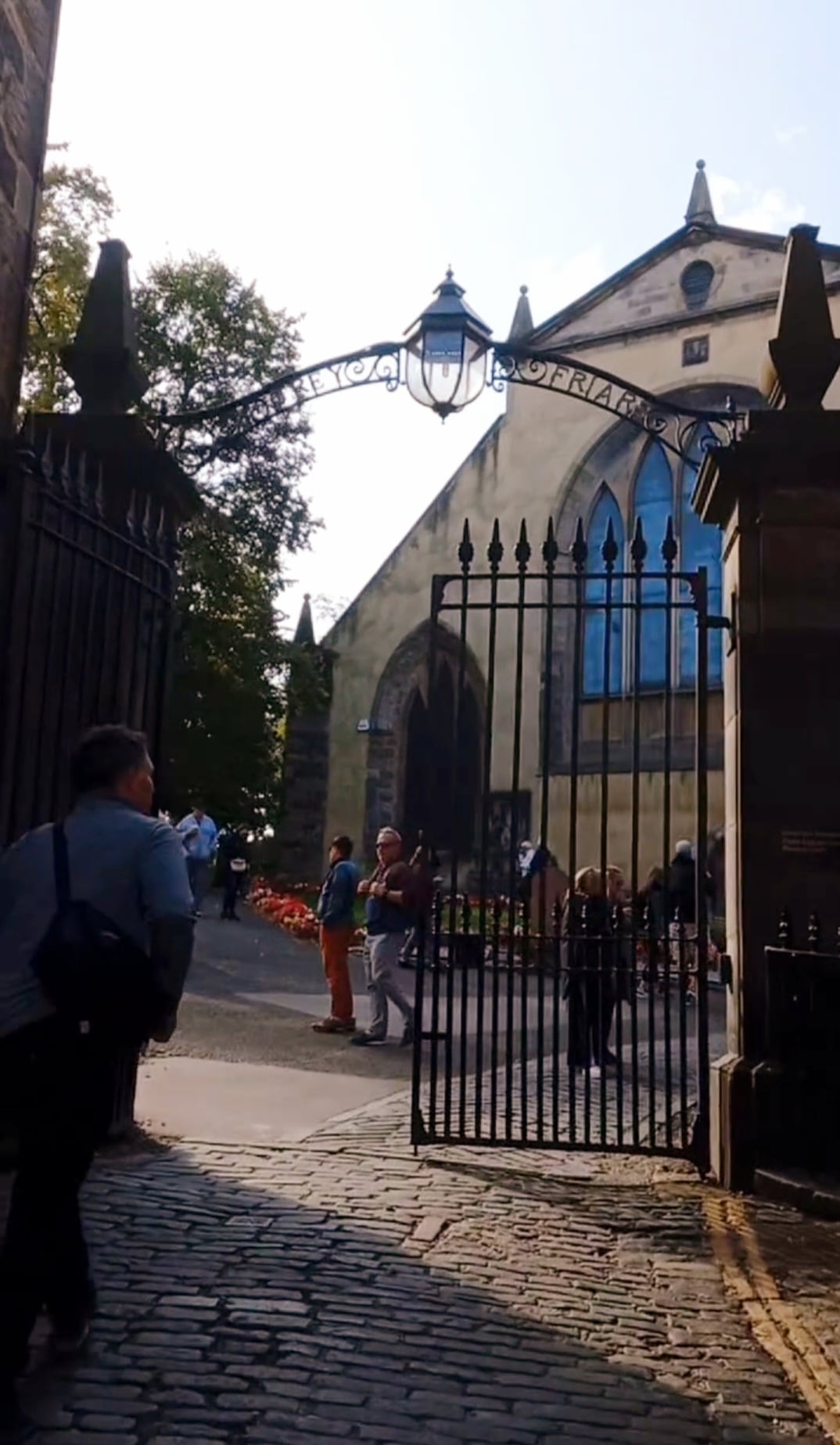 La costarricense Vanessa Alvarado, experta en la investigación fenómenos paranormales, visitó Escocia del 16 al 24 de setiembre del 2023 el cementerio más embrujado del mundo, el cementerio Greyfriars.