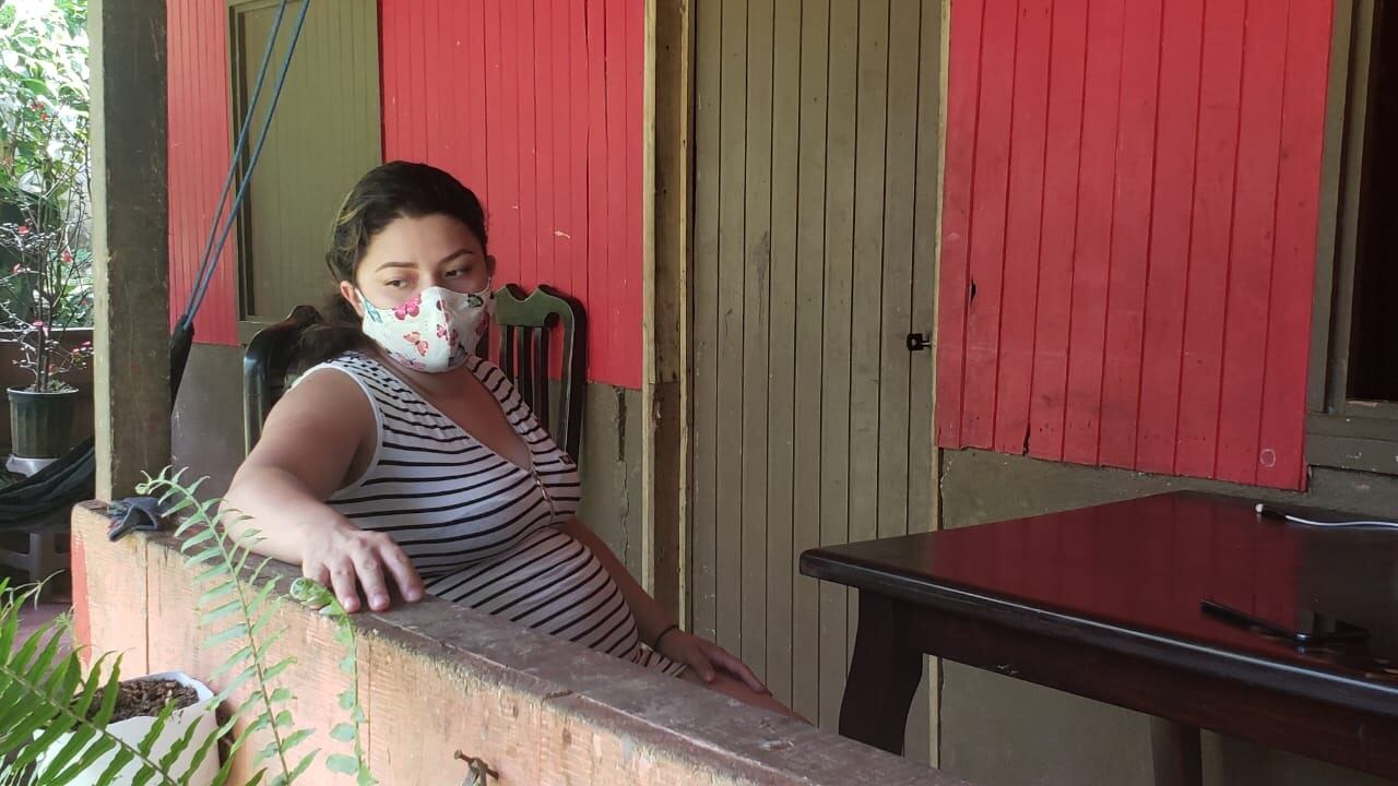 Carolina Angulo, joven embarazada que fue alcanzada por la onda expansiva de un rayo en San Carlos. Fotos Edgar Chinchilla.