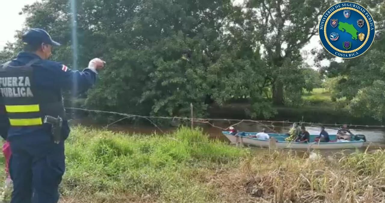 Fuerza Pública detiene a sujetos que regresaban ilegalmente de pescar en Nicaragua. foto MSP.
