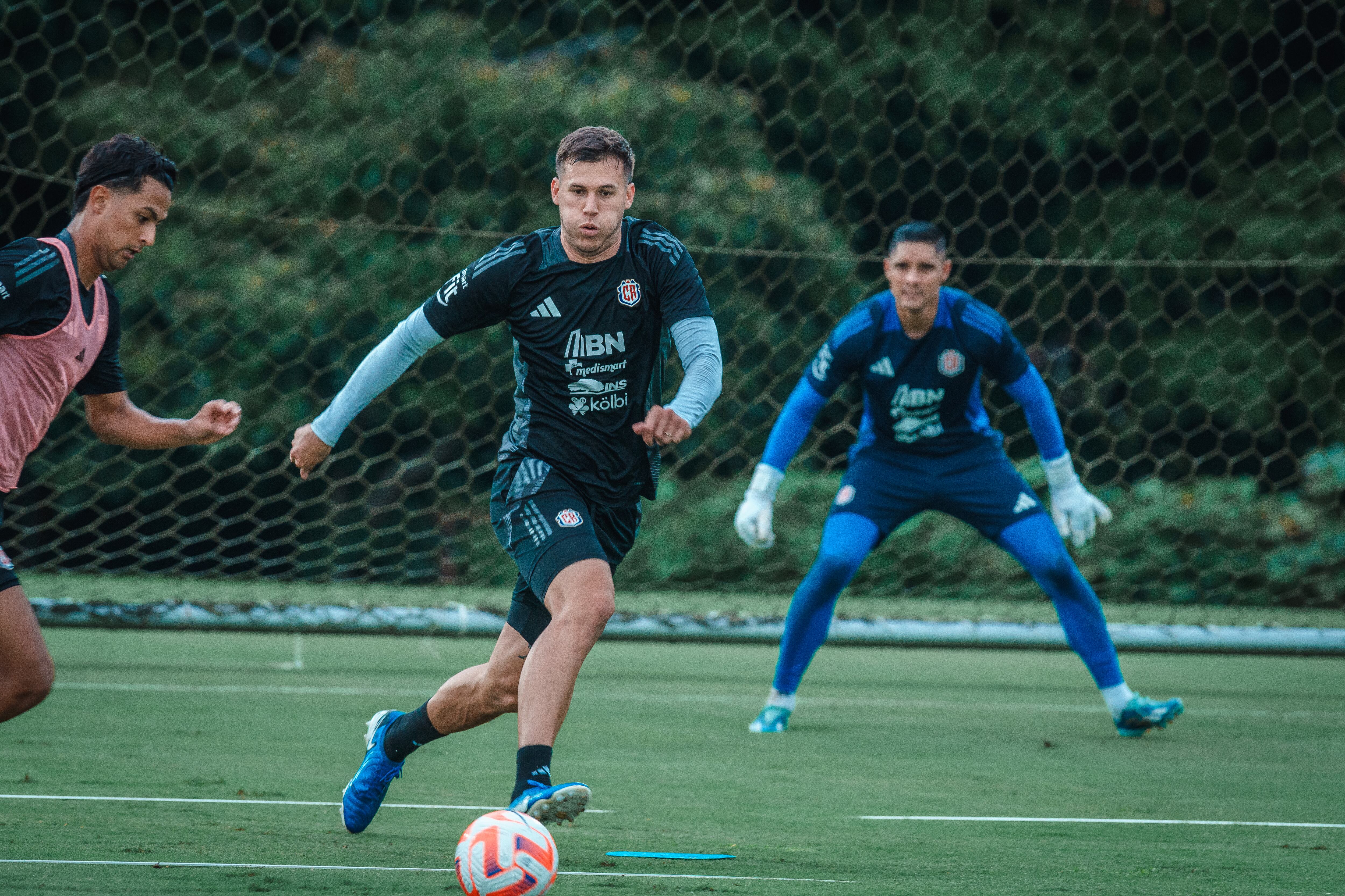 Juan Pablo Vargas tuvo que hacer extras para afinar la parte defensiva de la Selección de Costa Rica. Foto: Prensa Fedefútbol.