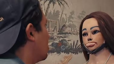 Hombre que se casó con una muñeca asegura que pueden comunicarse de una manera increíble