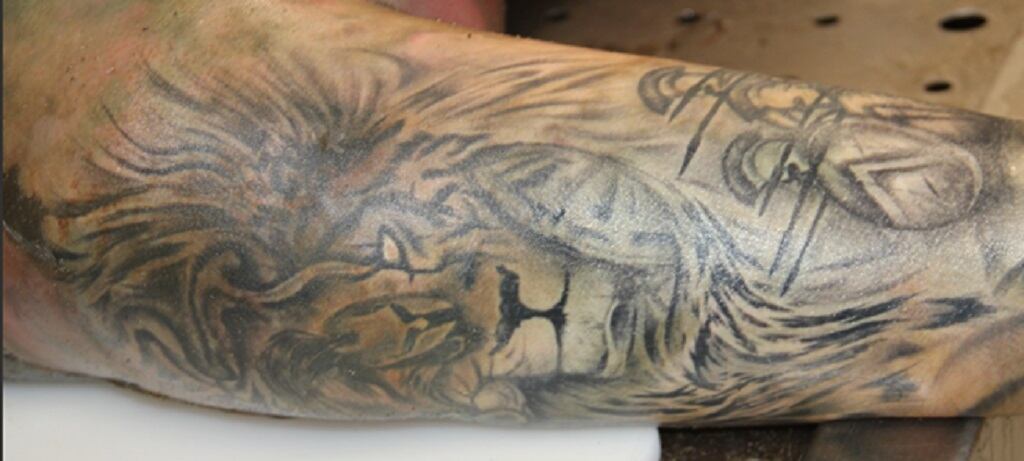 Tatuajes serían claves para identificar cuerpo hallado en Quepos. Foto OIJ.